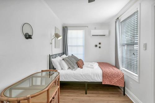 Un dormitorio con una cama y una mesa de cristal. en W. Cola Mini Pad -Tiny House, en West Columbia