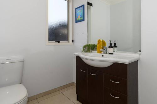 Un baño de Spacious home on landing drive