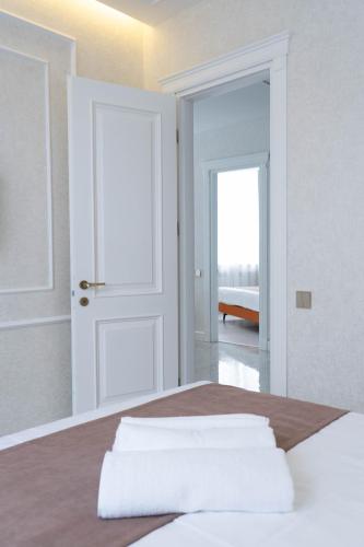 Ένα ή περισσότερα κρεβάτια σε δωμάτιο στο Design Hotel "Mamu Apartment" with kitchen and mountain views