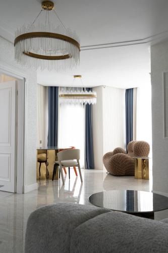 Χώρος καθιστικού στο Design Hotel "Mamu Apartment" with kitchen and mountain views