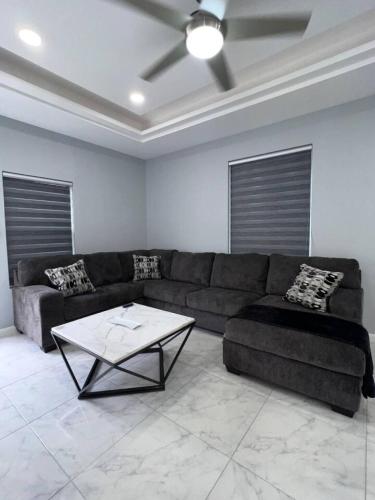 Χώρος καθιστικού στο 2BR Luxe Home Near Downtown Pharr