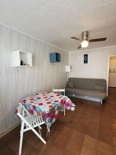 une chambre avec un lit et un canapé dans une pièce dans l'établissement AS18262 - Studio en Centre Ville, au Grau-du-Roi