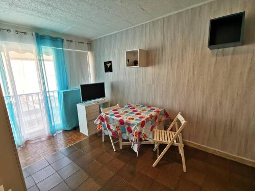 une salle à manger avec une table et une télévision dans l'établissement AS18262 - Studio en Centre Ville, au Grau-du-Roi