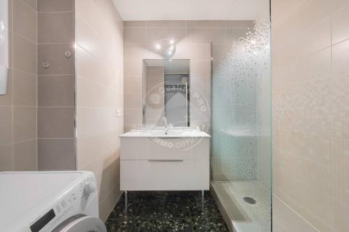une salle de bain avec un lavabo et une douche en verre dans l'établissement AS11148 - Appartement P3 Vue Mer, Centre Ville avec parking privé, au Grau-du-Roi