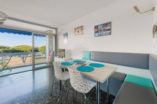 une salle à manger avec une table et des chaises dans l'établissement AS11148 - Appartement P3 Vue Mer, Centre Ville avec parking privé, au Grau-du-Roi