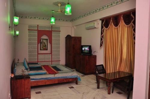 Una televisión o centro de entretenimiento en Rani Mahal Hotel