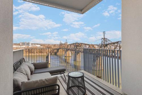 balcón con sofá y vistas a un puente en Luxury Riverview Condo with Patio Walk to Broadway, en Nashville