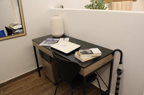 ARIS Neos Kosmos- 3 min walk from the Metro station