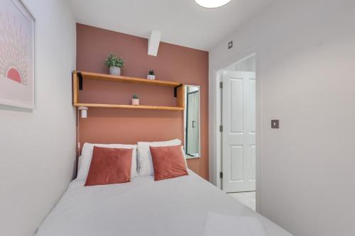Un dormitorio con una cama blanca con dos almohadas. en Ceylon at The Tea Warehouse - North East Escapes, en Alnwick