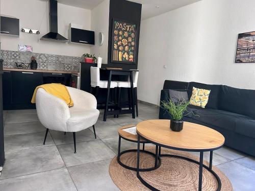 un salon avec un canapé et une table dans l'établissement Appartement cosy avec balcon, centre historique, à Bordeaux