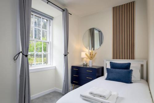 Ένα ή περισσότερα κρεβάτια σε δωμάτιο στο Castle Esplanade Apartment