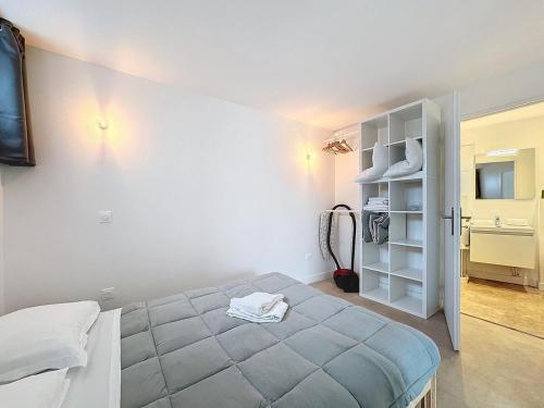 une chambre avec un lit et une salle de bain avec un lavabo dans l'établissement Appartement gare 4 pers tout équipé N2, à Clermont-Ferrand