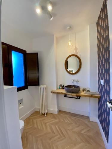 a bathroom with a sink and a mirror at Casa boutique-rural en El Bierzo in Torre del Bierzo