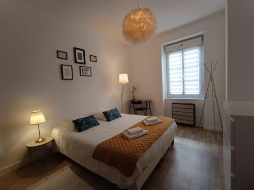 une chambre avec un lit avec deux oreillers dessus dans l'établissement Nouveau - Sarrazin, à Nantes