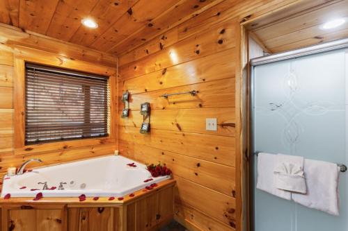Un baño de Whispering Pines Retreat By Ghosal Luxury Lodging