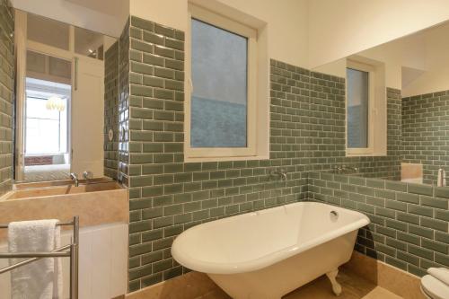 Baixa Apartment by Les Deux Mariettes