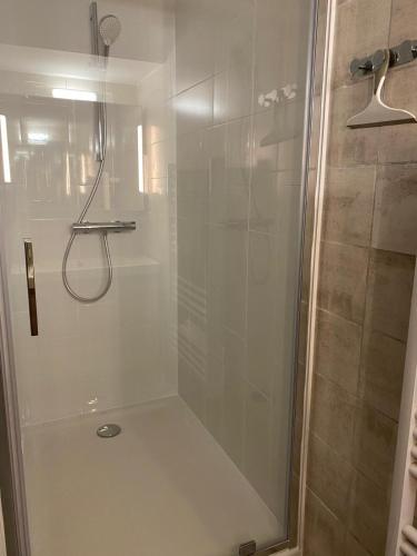 une salle de bain avec une douche avec une porte vitrée dans l'établissement Anatole - T3 - Moderne - Climatisé - 1er étage - Très grande terrasse - Vue magnifique et dégagée, à Saint-Mandrier-sur-Mer