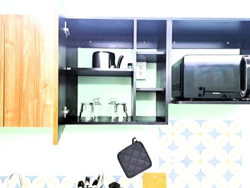 a kitchen with a microwave and a toaster oven at PLAZA ACEQUIA SUITES para 1 a 4 personas ESPECIALISTAS CORTAS MEDIANAS Y LARGAS ESTANCIAS en IZCALLI TEPOTZOTLAN perfectas para Familias, Turistas, Contratistas, Estudiantes, Empresas y Ejecutivos 5 min Izcalli 15 min Esmeralda 20 min Satélite 25 min AIFA in Cuautitlán Izcalli