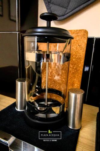 a blender sitting on top of a counter at PLAZA ACEQUIA SUITES para 1 a 4 personas ESPECIALISTAS CORTAS MEDIANAS Y LARGAS ESTANCIAS en IZCALLI TEPOTZOTLAN perfectas para Familias, Turistas, Contratistas, Estudiantes, Empresas y Ejecutivos 5 min Izcalli 15 min Esmeralda 20 min Satélite 25 min AIFA in Cuautitlán Izcalli