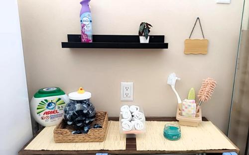 a room with a table with a shelf on the wall at PLAZA ACEQUIA SUITES para 1 a 4 personas ESPECIALISTAS CORTAS MEDIANAS Y LARGAS ESTANCIAS en IZCALLI TEPOTZOTLAN perfectas para Familias, Turistas, Contratistas, Estudiantes, Empresas y Ejecutivos 5 min Izcalli 15 min Esmeralda 20 min Satélite 25 min AIFA in Cuautitlán Izcalli