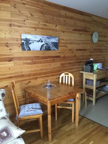 une salle à manger en bois avec une table et des chaises dans l'établissement Appartement 5 Personnes La Plagne 1800, à La Plagne Tarentaise