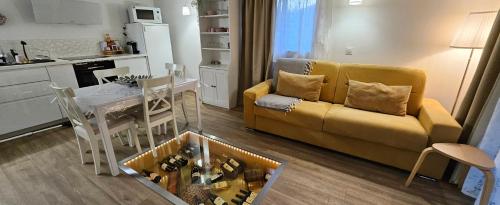 un salon avec un canapé et une table et une cuisine dans l'établissement le stockholm, à Sablons