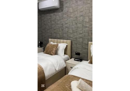 Ένα ή περισσότερα κρεβάτια σε δωμάτιο στο METROMIR Hotel