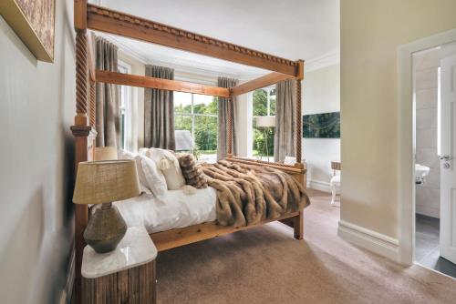 Ένα ή περισσότερα κρεβάτια σε δωμάτιο στο Rosemount Lake District Townhouse with Hot Tub
