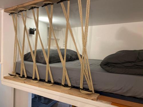 - une balancelle dans l'établissement Le 4, à Paris