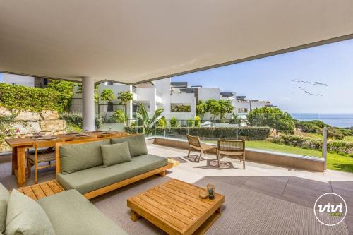 ViVi Homes - Casa Ferli Marbella Pool, Garden, Golf & Sea View