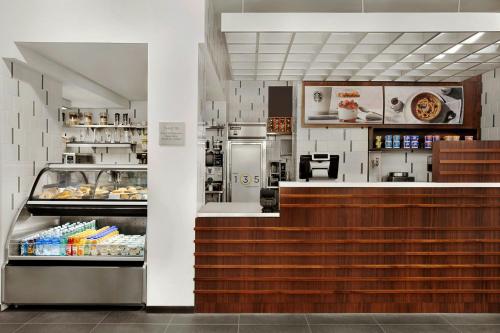 a restaurant with a counter and aasteryasteryasteryasteryasteryasteryasteryasteryastery at Courtyard by Marriott New York Manhattan/Chelsea in New York