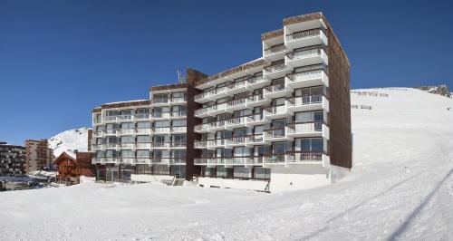 ヴァル・トランスにあるAbrineige Clubhotel Le Gypaète Val Thorensの雪山の上の建物