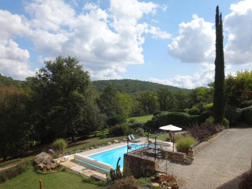 un'immagine di una piscina in un giardino di Domaine des Étoiles a Lherm