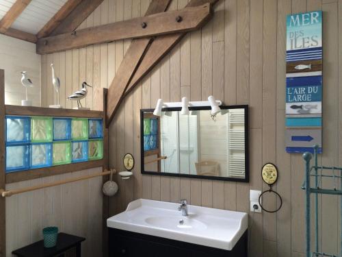 GardonneにあるVaste maison familiale en pierres apparentes PROMO SEPTEMBREの洗面台と鏡のあるバスルーム