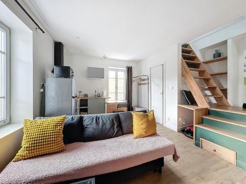 un salon avec un canapé et un escalier dans l'établissement Immeuble idéal groupe - Gare à proximité 19 pers, à Clermont-Ferrand