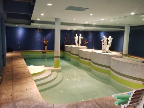 ein Zimmer mit einem Pool mit Statuen darin in der Unterkunft Puerto Marina 2 in Buenos Aires