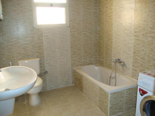 Ванная комната в Villa High Town Al Shuruq City