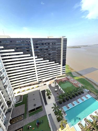Suite en Puerto Santa Ana ,Torres Belliniの敷地内または近くにあるプール