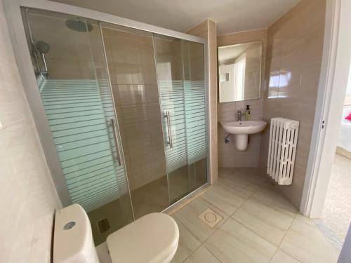 Bilik mandi di Bright & Spacious, Upscale Amman