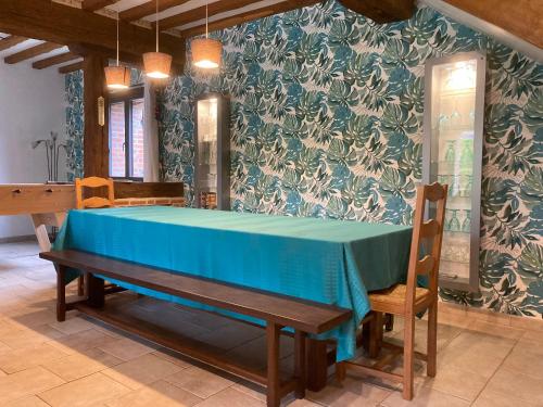 une salle à manger avec une table et des chaises bleues dans l'établissement Maison 5 chambres avec jardin à Ganzeville, 265 m², à Ganzeville