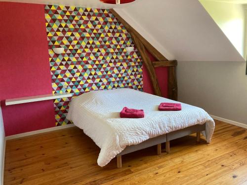 - une chambre dotée d'un lit avec deux chaussures roses dans l'établissement Maison 5 chambres avec jardin à Ganzeville, 265 m², à Ganzeville