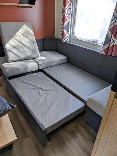 un lit dans une petite pièce avec une fenêtre dans l'établissement Mobil home, à Pont-Aven