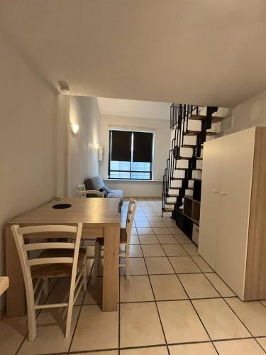 une cuisine et une salle à manger avec une table et des chaises dans l'établissement Charmant T2 avec mezzanine au cœur du Village de Canet 2CARLLA16, à Canet