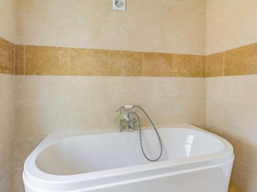 Koupelna v ubytování 5 Bed in Bude 60291