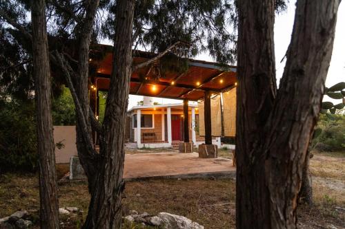 El edificio en el que está la casa vacacional