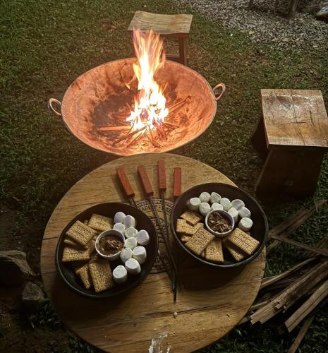 キャンプ場の敷地内または近くでの食事または食べ物