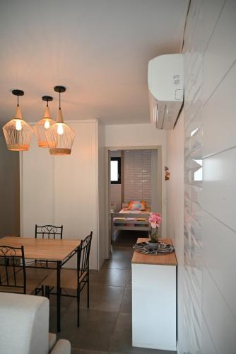 un salon avec une table et une salle à manger dans l'établissement Gîte Gip Enea, à Saint-Étienne-de-Baïgorry