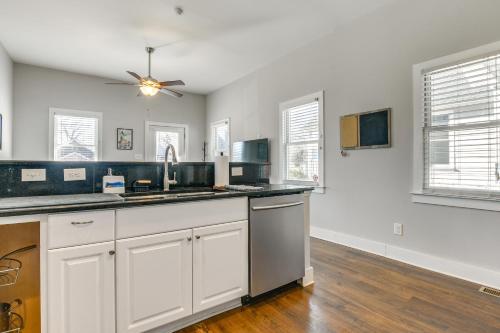 ローリーにある1 Mi to Dtwn Home with Backyard in Raleigh!のキッチン(白いキャビネット、天井ファン付)