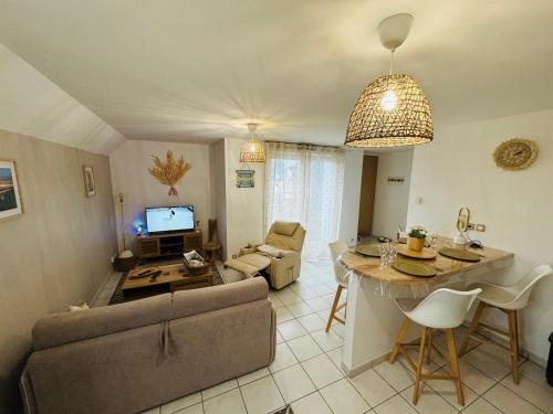 TV a/nebo společenská místnost v ubytování Le paillette T2 400 m de la plage Berck