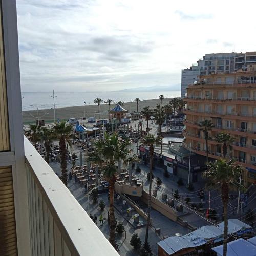 Photo de la galerie de l'établissement Charmant T2 proche plage centre, terrasse vue mer, climatisé 4CARA63, à Canet
